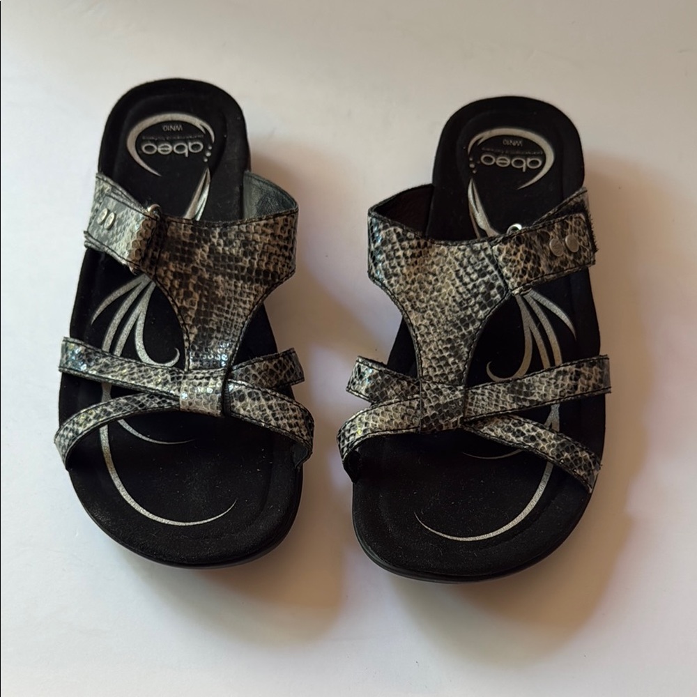 Abeo Black and Gray Sandals - size 10. Comfy and cute